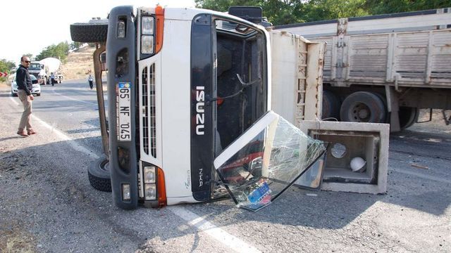 Besni'de kamyonet devrildi