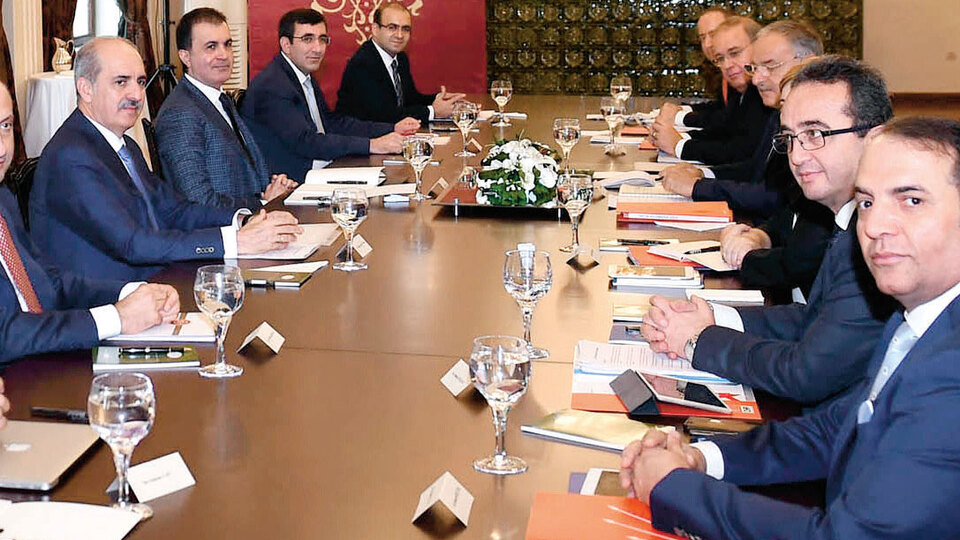 İkinci perde kapandı üç perde daha var