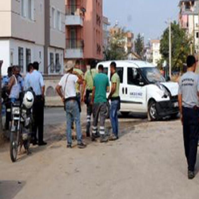 Antalya'da kamyonetin çarptığı servis devrildi: 1 yaralı