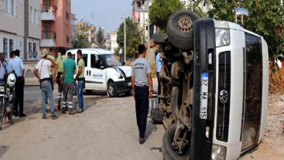 Antalya'da kamyonetin çarptığı servis devrildi: 1 yaralı