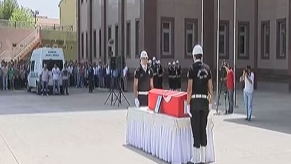 4 aylık hamile eşi arkasından bakarak...