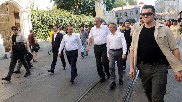 Bakan Bozkır İstiklal'de tur attı