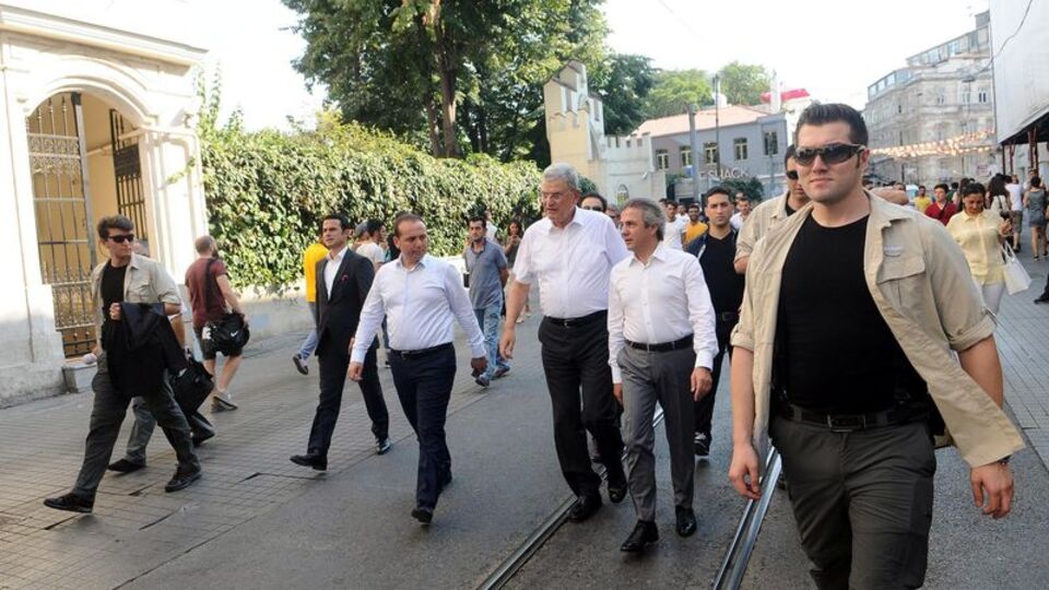 Bakan Bozkır İstiklal'de tur attı