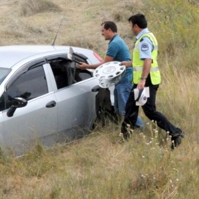 Rüzgar, otomobili şarampole savurdu