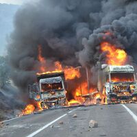 Yol kesip 3 aracı ateşe verdiler