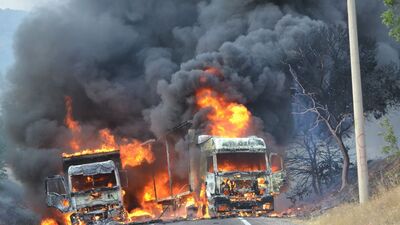 Yol kesip 3 aracı ateşe verdiler