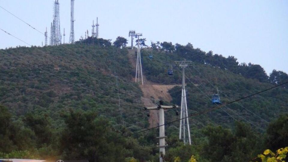 Teleferik ilk gününde havada kaldı