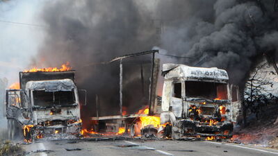 PKK'lı teröristler yol kesti