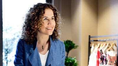 Beyaz yakalı işyerinde eteği kısalttı