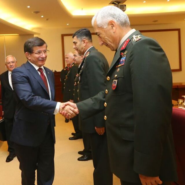 Başbakan Davutoğlu, Çankaya'da YAŞ üyeleri ağırladı