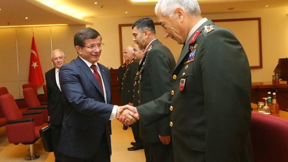 Başbakan Davutoğlu, Çankaya'da YAŞ üyeleri ağırladı