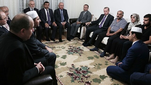 Erdoğan'dan şehit evine taziye ziyareti
