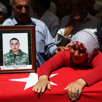 Şehit Abdulhalit Araz Van'da gözyaşlarıyla toprağa verildi