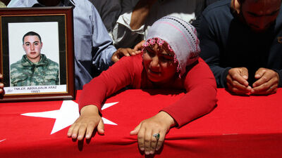 Şehit Abdulhalit Araz Van'da gözyaşlarıyla toprağa verildi