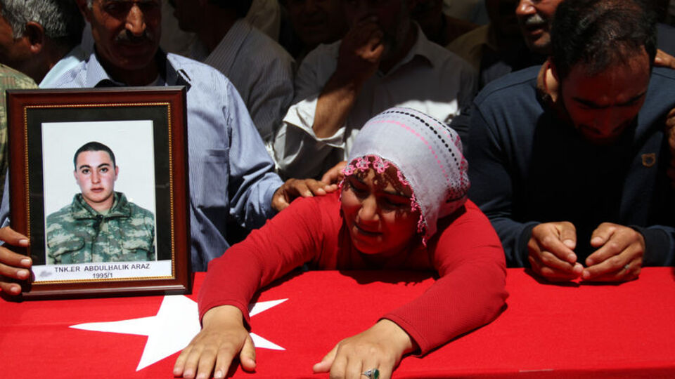 Şehit Abdulhalit Araz Van'da gözyaşlarıyla toprağa verildi