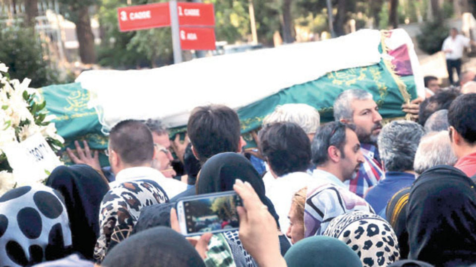 Gelinliğiyle toprağa verildi