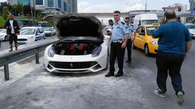 Ferrari yandı! Trafik karıştı...
