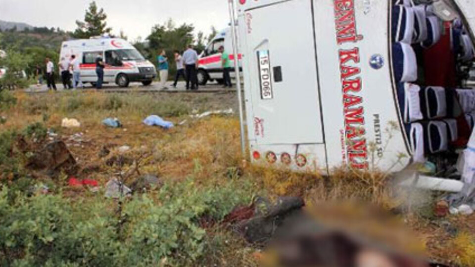 Burdur'da midibüs devrildi: 2 ölü, 11 yaralı