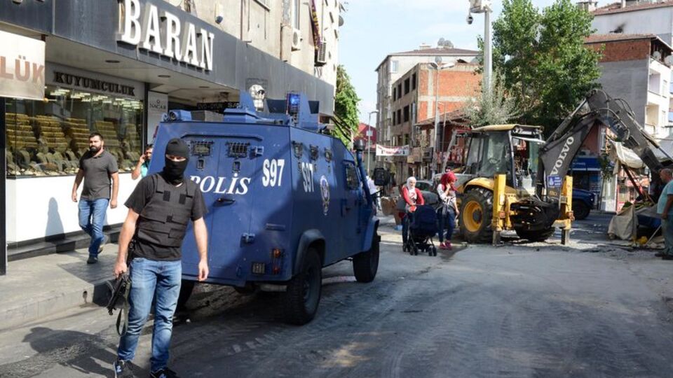 Okmeydanı'nda iş makinesine molotofkokteyli attılar