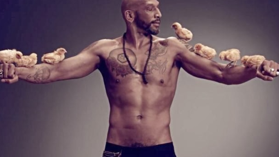 '1 sakallı alana 1 bıyıklı hediye!'