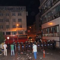 Polis merkezine saldırı sonrası HDP binası taşlandı