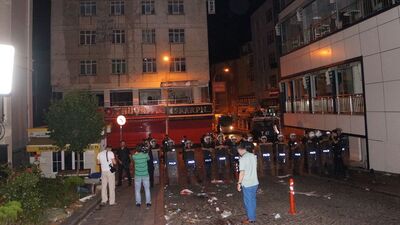 Polis merkezine saldırı sonrası HDP binası taşlandı