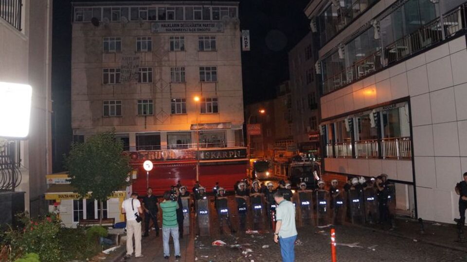 Polis merkezine saldırı sonrası HDP binası taşlandı