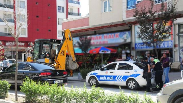 Polise atmak istedikleri bomba ellerinde patladı
