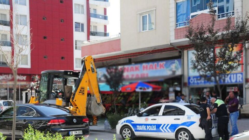 Polise atmak istedikleri bomba ellerinde patladı