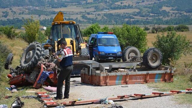 Karabük'te traktör devrildi: 1 ölü, 10 yaralı
