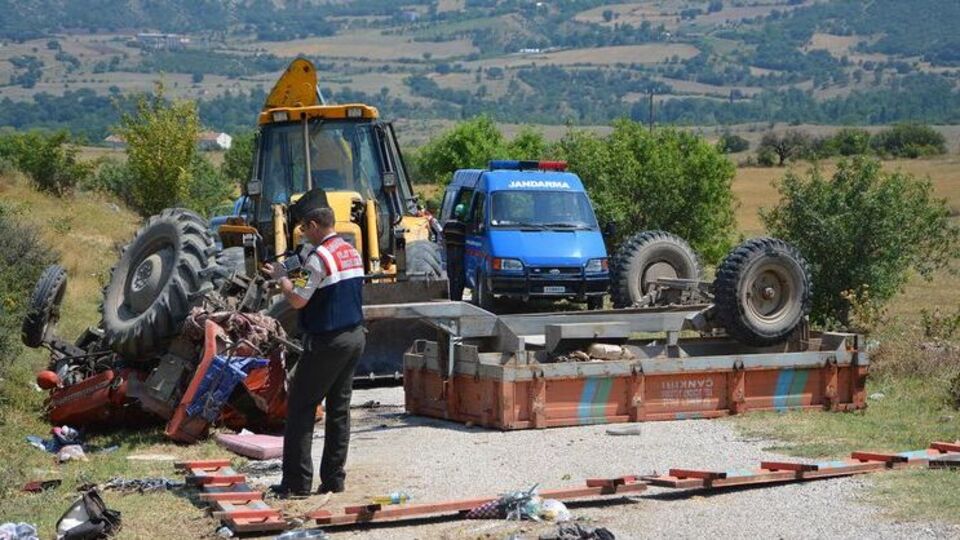 Karabük'te traktör devrildi: 1 ölü, 10 yaralı