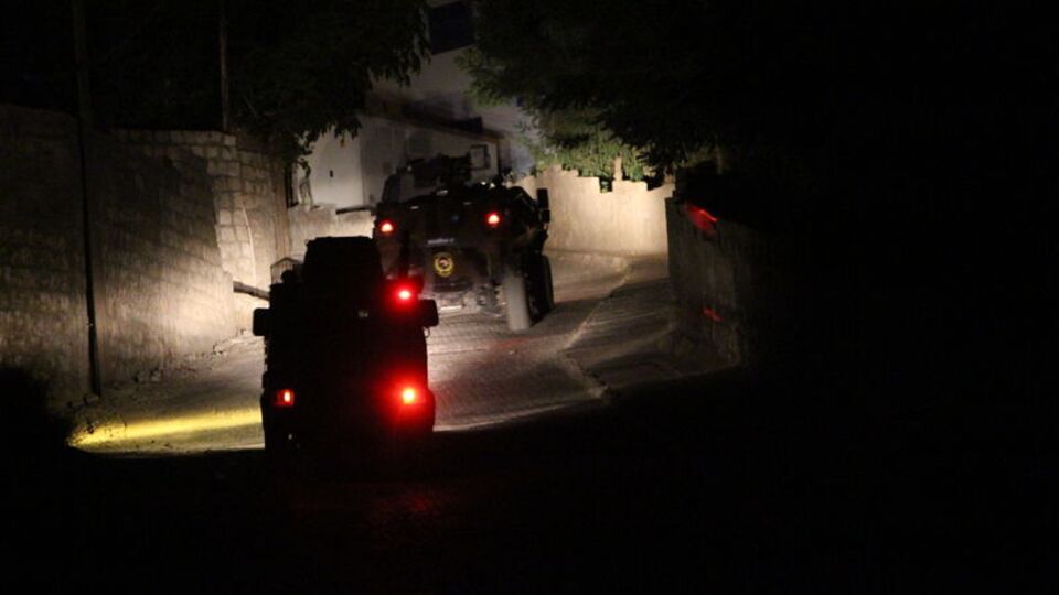 Emniyet personel servisine bombalı saldırı!