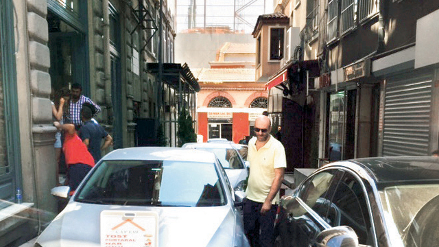 İstilada son nokta: Sokağı kapattılar