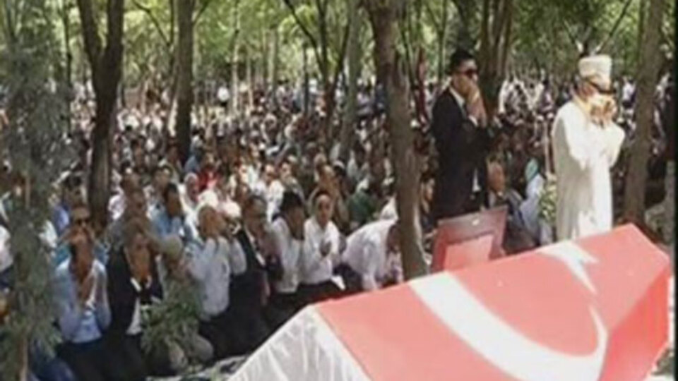 Türkiye şehitlerine ağlıyor