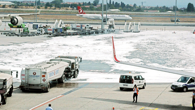 Aprona jet yakıtı akınca uçuş trafiği aksadı