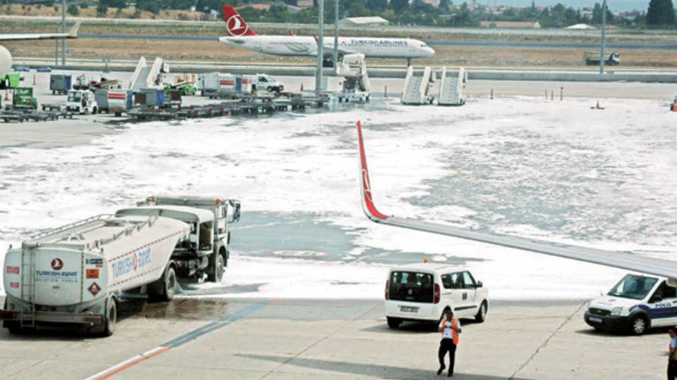 Aprona jet yakıtı akınca uçuş trafiği aksadı