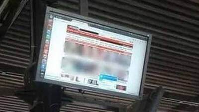 Otobüs durağında porno skandalı!