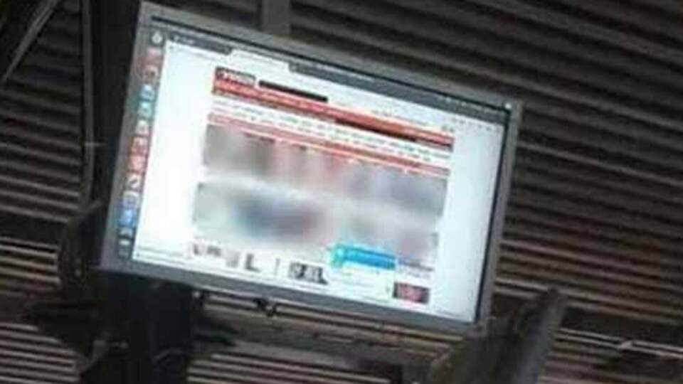 Otobüs durağında porno skandalı!