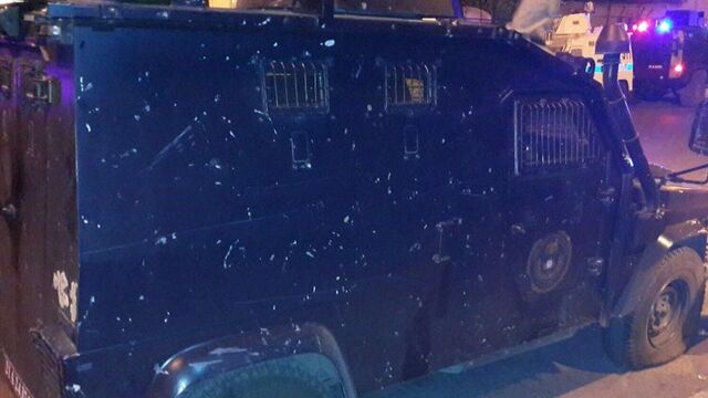 Diyarbakır'da polis aracına ateş açıldı