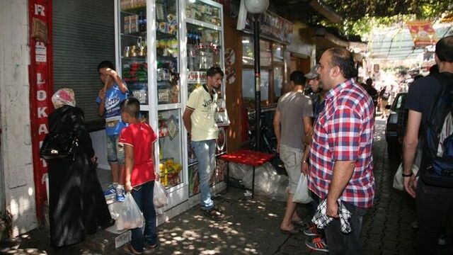 Suriyeli bakkal 300 kişiyi dolandırdı