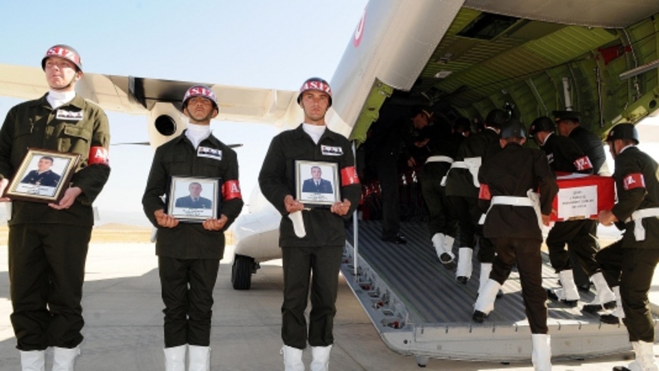 Göğsünde 3 şehidin fotoğrafıyla daha fazla dayanamadı...