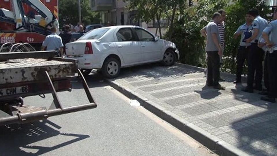 Bahçede çay içerken başlarına otomobil düştü!