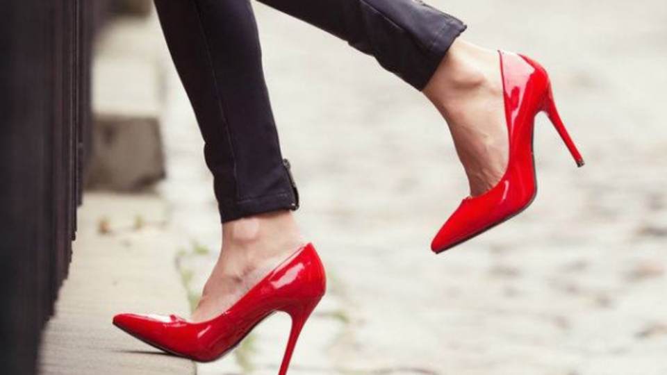 Topuklu ayakkabıyı acı çekmeden giyin!