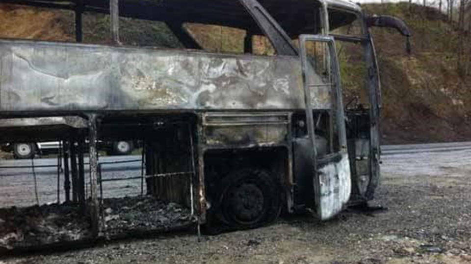 PKK'lılar otobüs yakıp minibüs taradı! Şoför yaşamını yitirdi