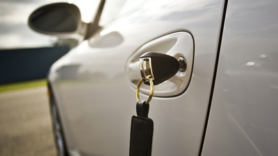 Oto devlerini çıldırtan çilingir Türk Ege!