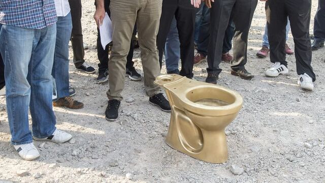 CHP önünde "Altın klozet" protestosu!