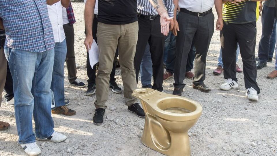 CHP önünde "Altın klozet" protestosu!