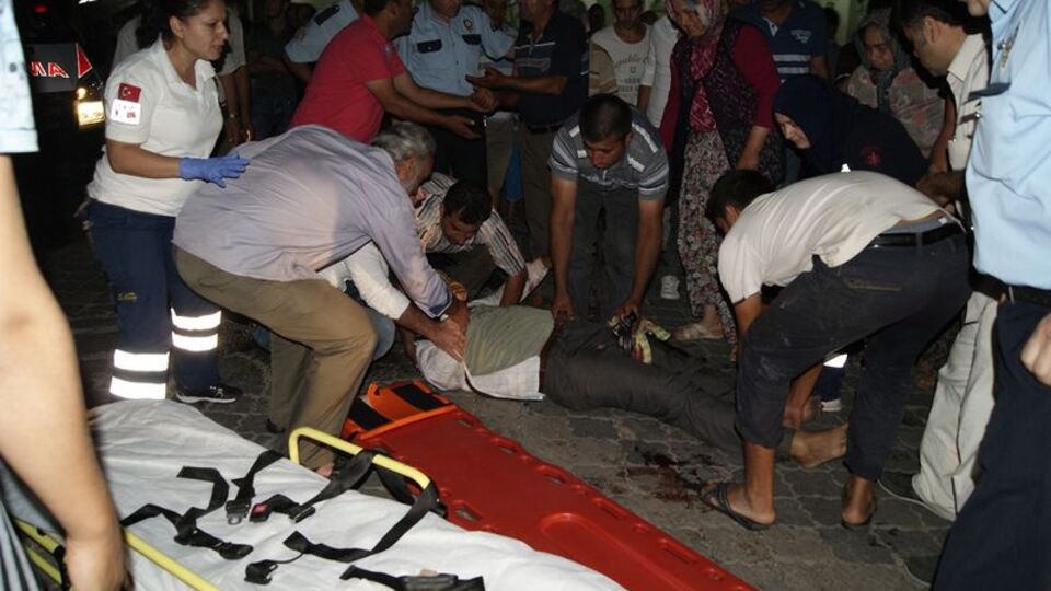 Üzerine çay dökülen kişi kahvehaneyi taradı!