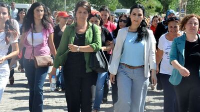 Yüksekdağ öldürülen teröristlerin ailelerini ziyaret etti