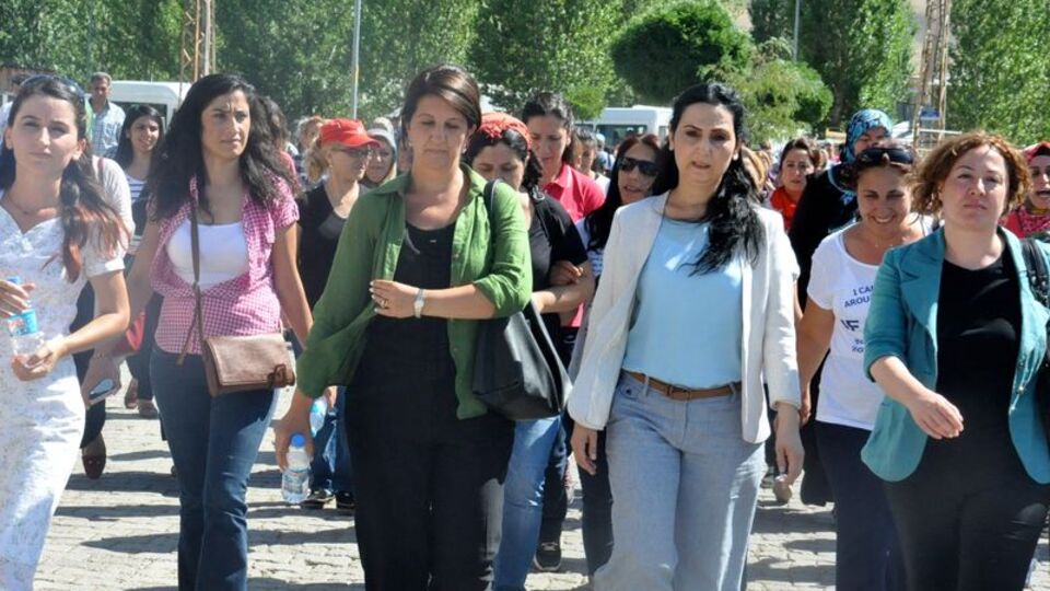 Yüksekdağ öldürülen teröristlerin ailelerini ziyaret etti
